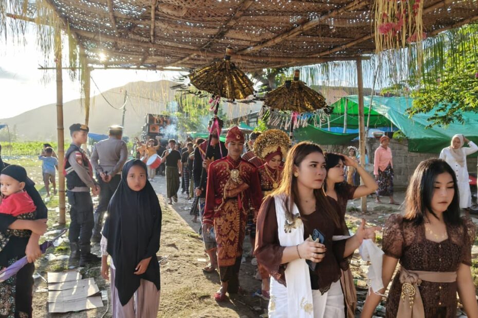 Polsek Sekotong Amankan Tradisi Nyongkolan di Dusun Meang