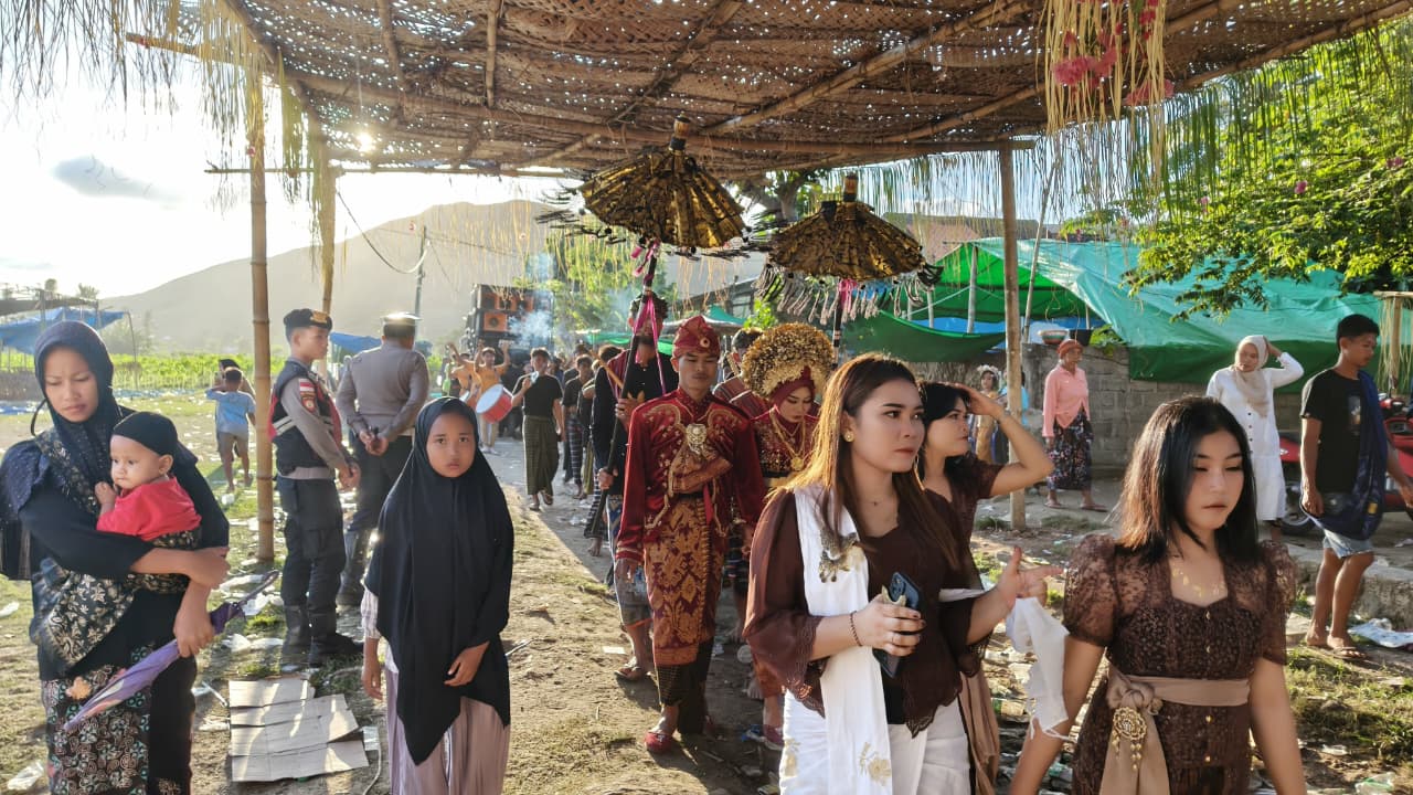 Polsek Sekotong Amankan Tradisi Nyongkolan di Dusun Meang