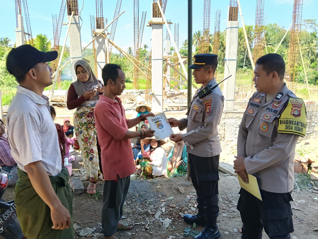 Polsek Sekotong Wujudkan Kepedulian Polri Melalui Bantuan Sosial di Desa Kedaro