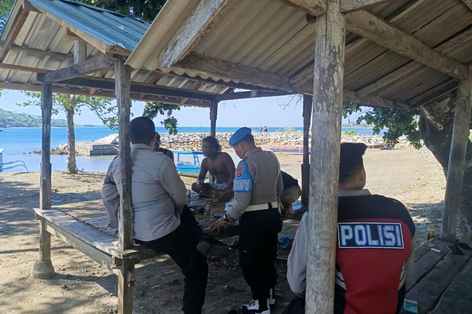 Polsek Sekotong Intensifkan Patroli Dialogis di Pesisir Dusun Tembowong
