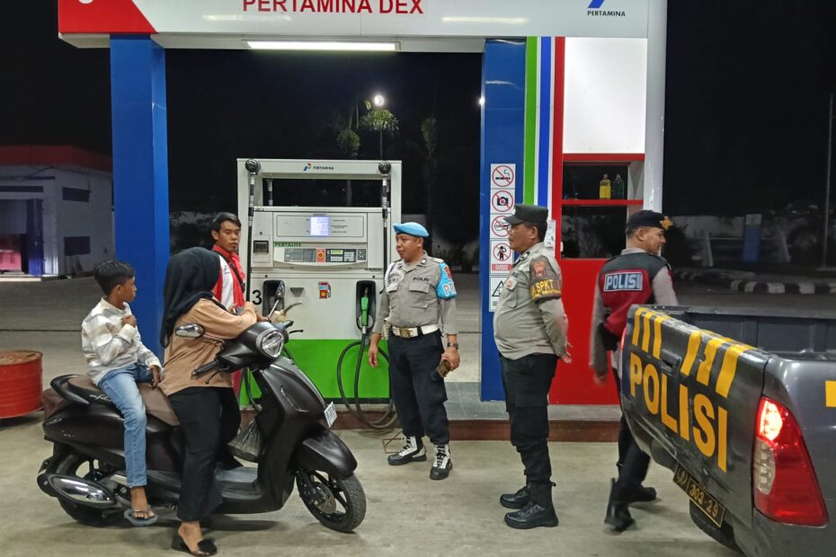 Polsek Sekotong Intensifkan Patroli Blue Light di SPBU Sayong untuk Cegah Kejahatan