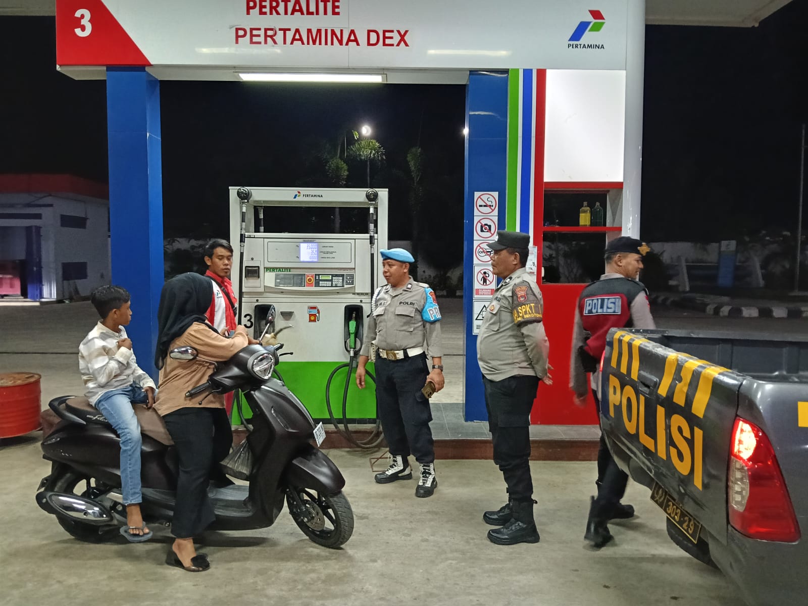 Polsek Sekotong Intensifkan Patroli Blue Light di SPBU Sayong untuk Cegah Kejahatan
