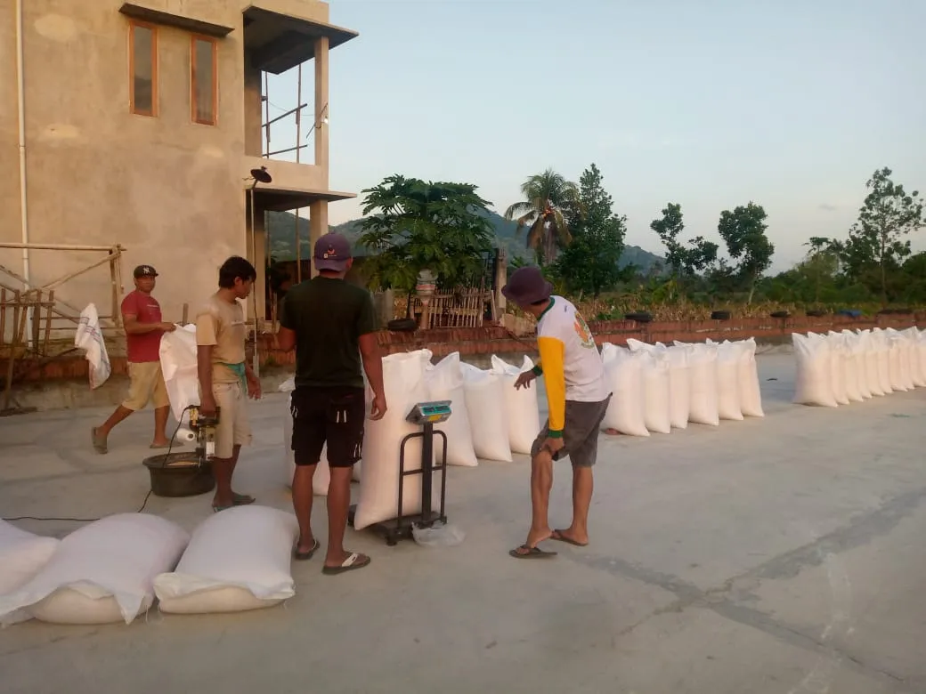 Polsek Kuripan Fasilitasi Penjualan Jagung Petani Jagaraga ke Bulog NTB
