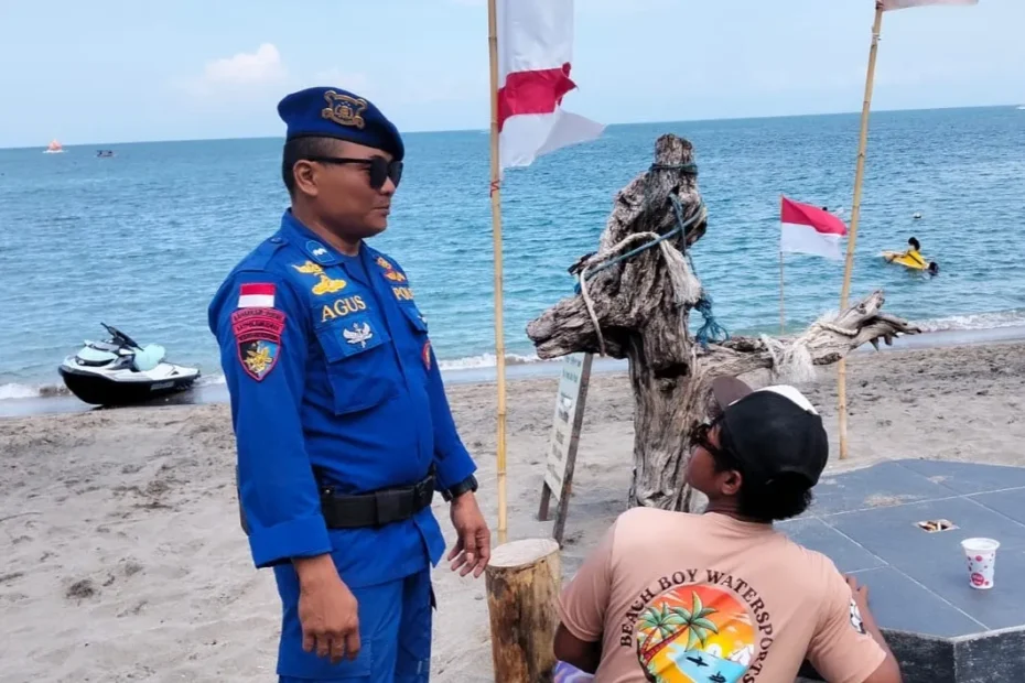 Satpolairud Senggigi Intensifkan Edukasi Keselamatan Laut dan Kebersihan Pantai