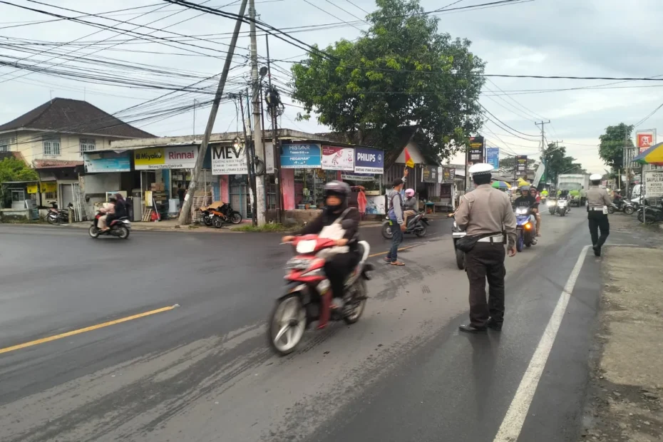 Polsek Batulayar Atur Lalu Lintas Sore di Senggigi Demi Keselamatan Pengguna Jalan