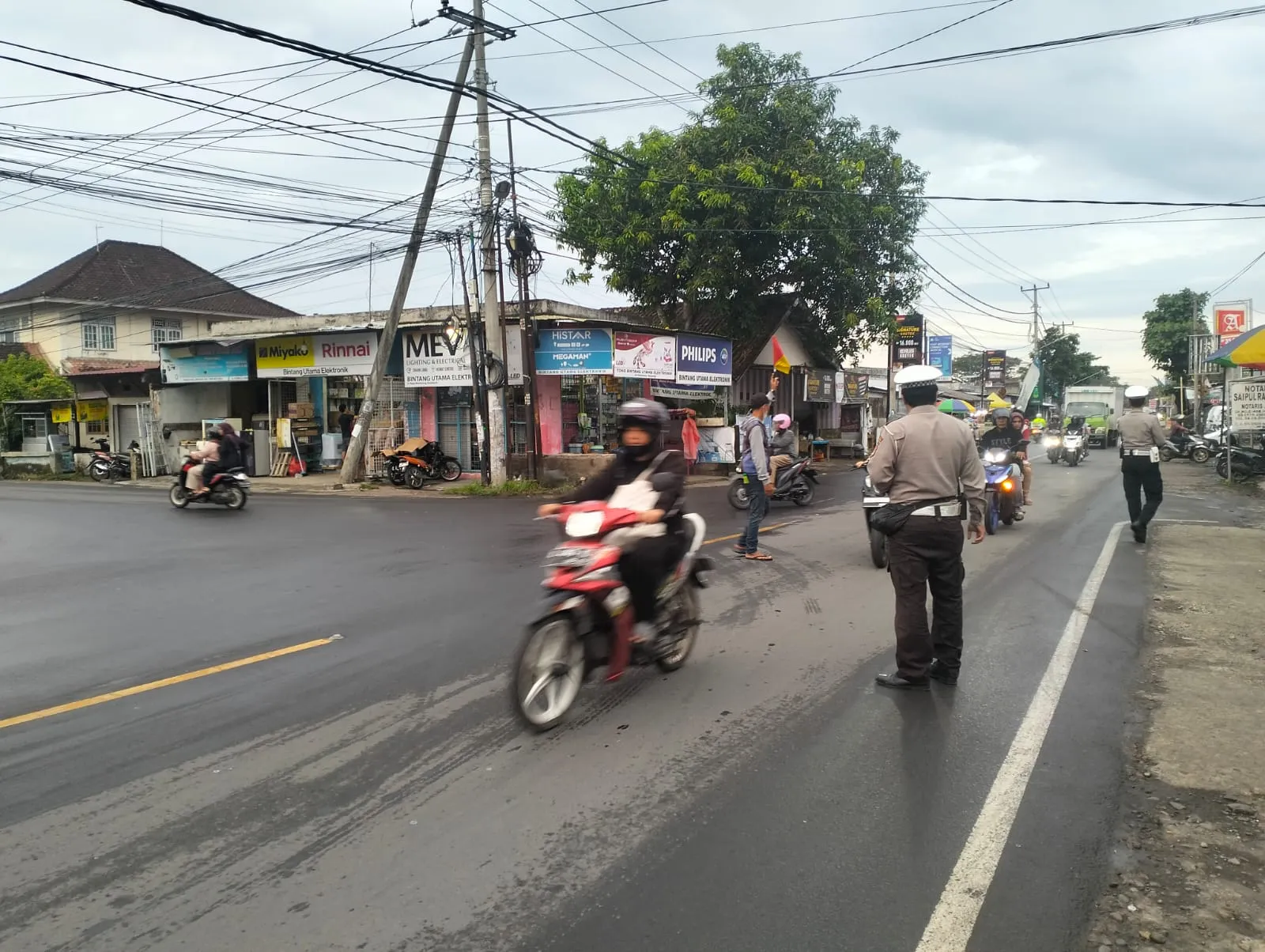 Polsek Batulayar Atur Lalu Lintas Sore di Senggigi Demi Keselamatan Pengguna Jalan