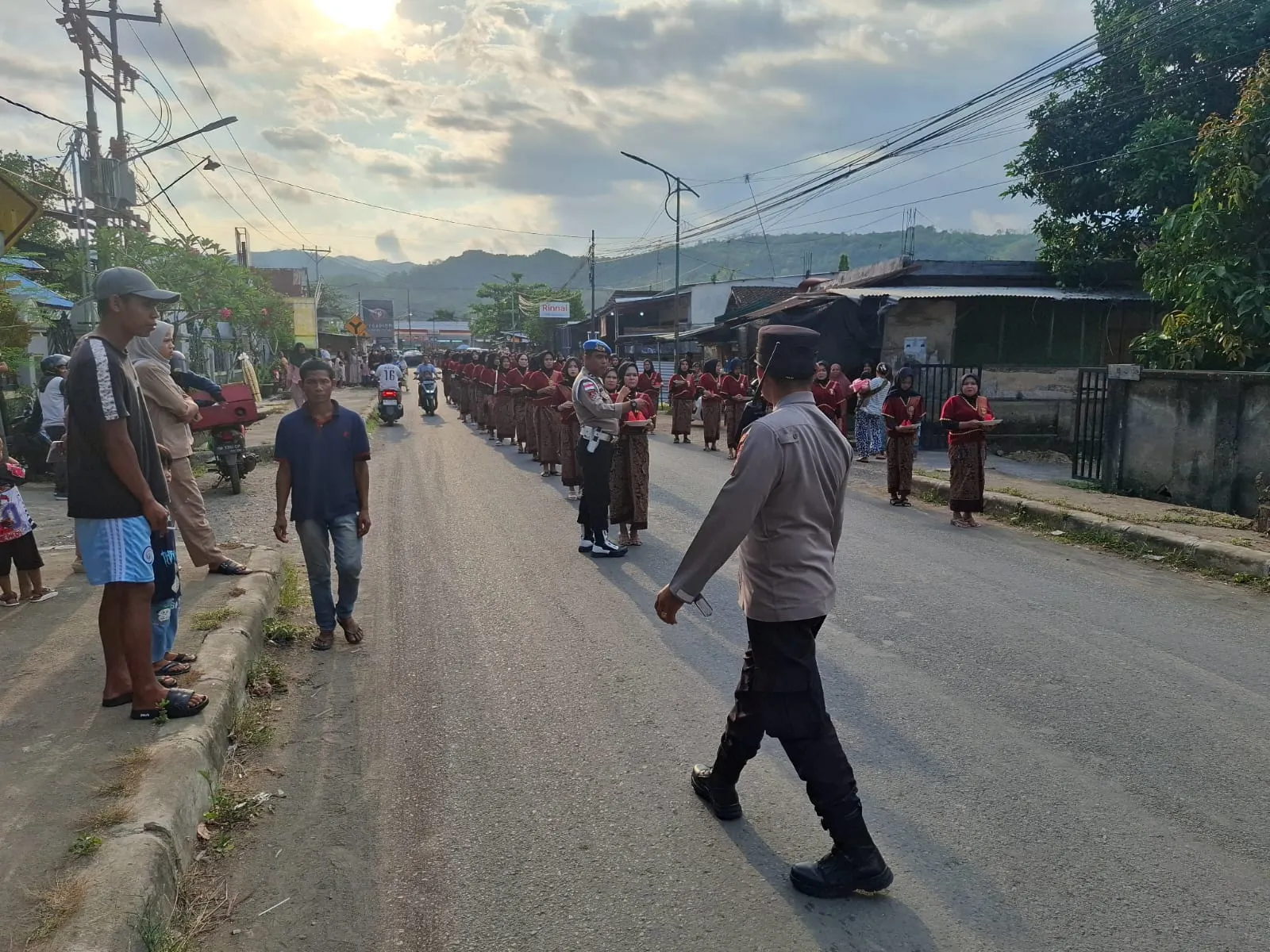 Polsek Sekotong Kawal Tradisi Nyongkolan di Suradadi Berjalan Aman dan Lancar