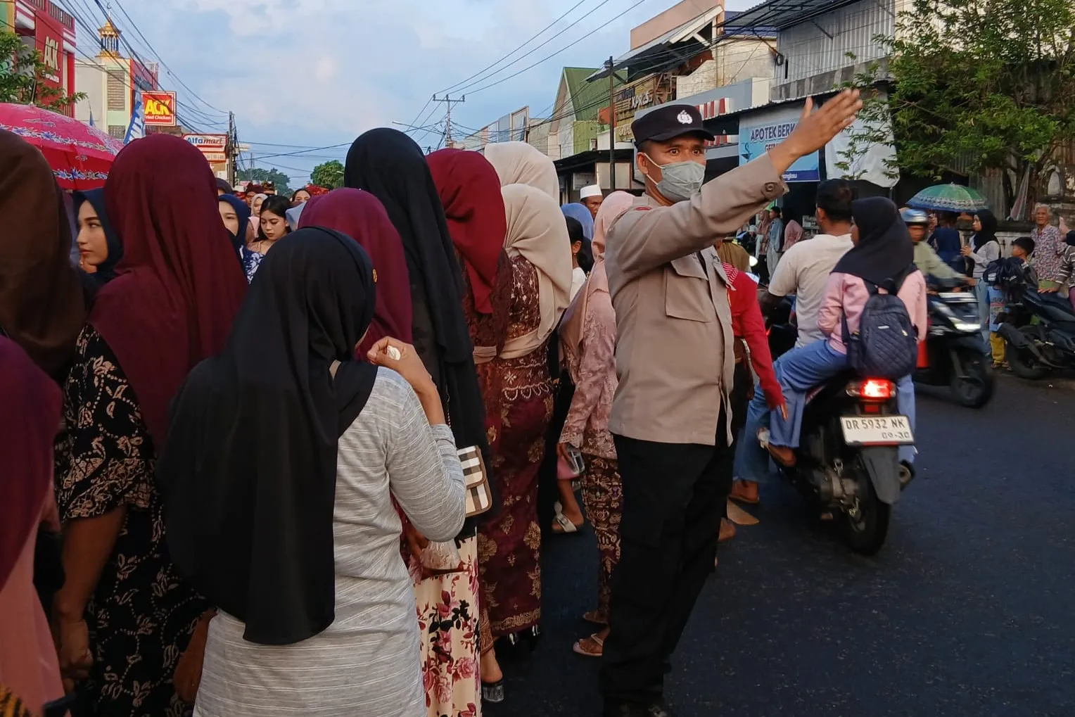 Polsek Gerung Pastikan Prosesi Nyongkolan di Gerung Utara Berjalan Aman dan Tertib