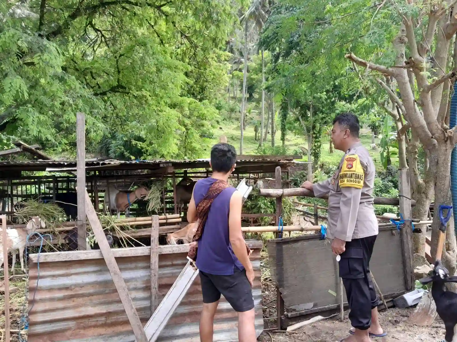 Bhabinkamtibmas Desa Senggigi Dorong Pemanfaatan Lahan Kosong untuk Ketahanan Pangan