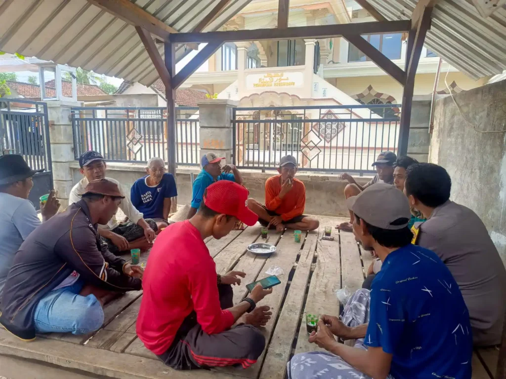 Bhabinkamtibmas Labuapi Ajak Warga Kerepet Jaga Kamtibmas dan Panen Sayur Sendiri