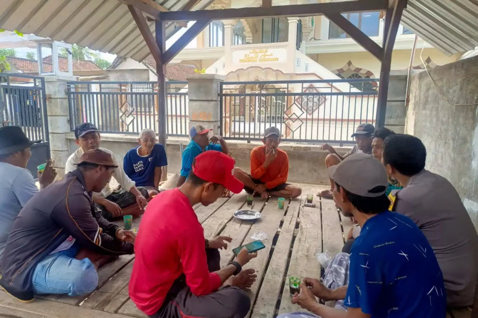 Bhabinkamtibmas Labuapi Ajak Warga Kerepet Jaga Kamtibmas dan Panen Sayur Sendiri