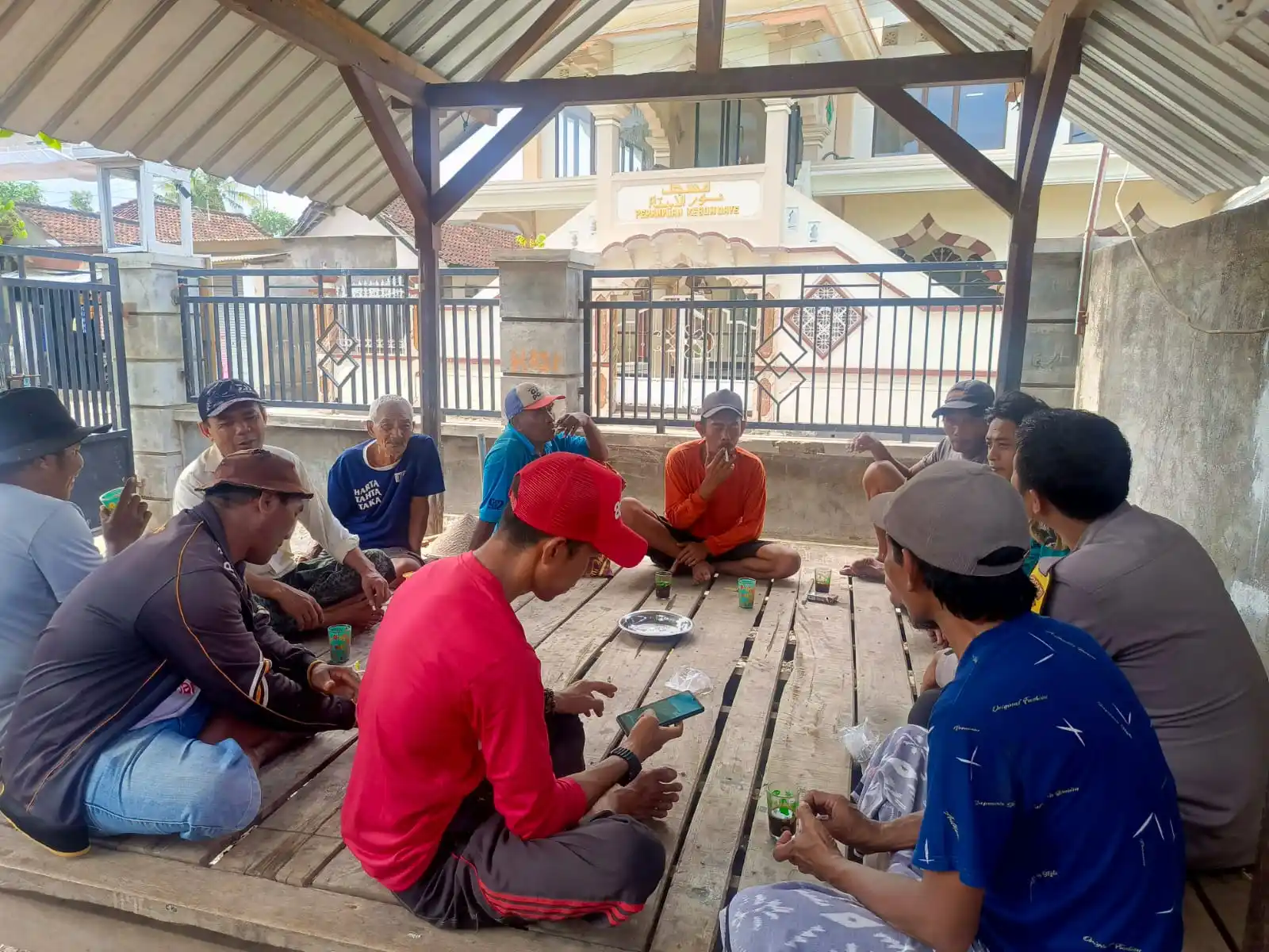 Bhabinkamtibmas Labuapi Ajak Warga Kerepet Jaga Kamtibmas dan Panen Sayur Sendiri