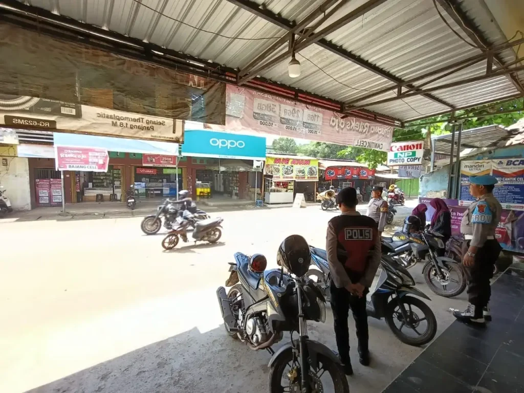Polsek Sekotong Hadir di Tengah Warga, Amankan Pusat Ekonomi Sekotong