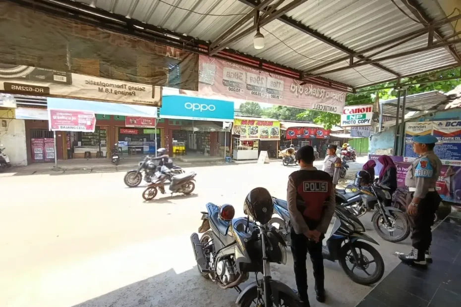 Polsek Sekotong Hadir di Tengah Warga, Amankan Pusat Ekonomi Sekotong