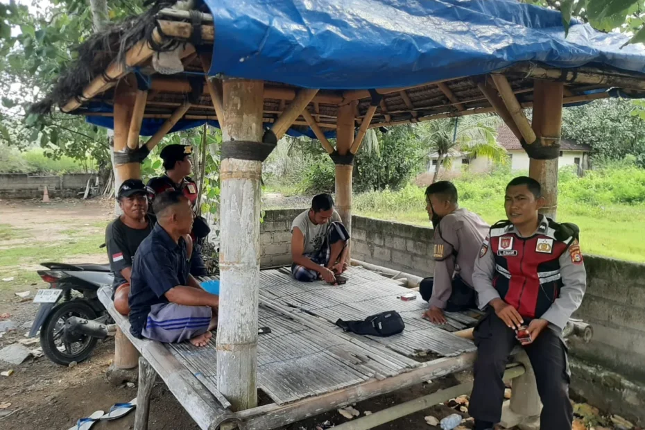 Bukan Sekadar Jaga, Polsek Sekotong Turun Langsung Merangkul Warga Gunung Ketapang
