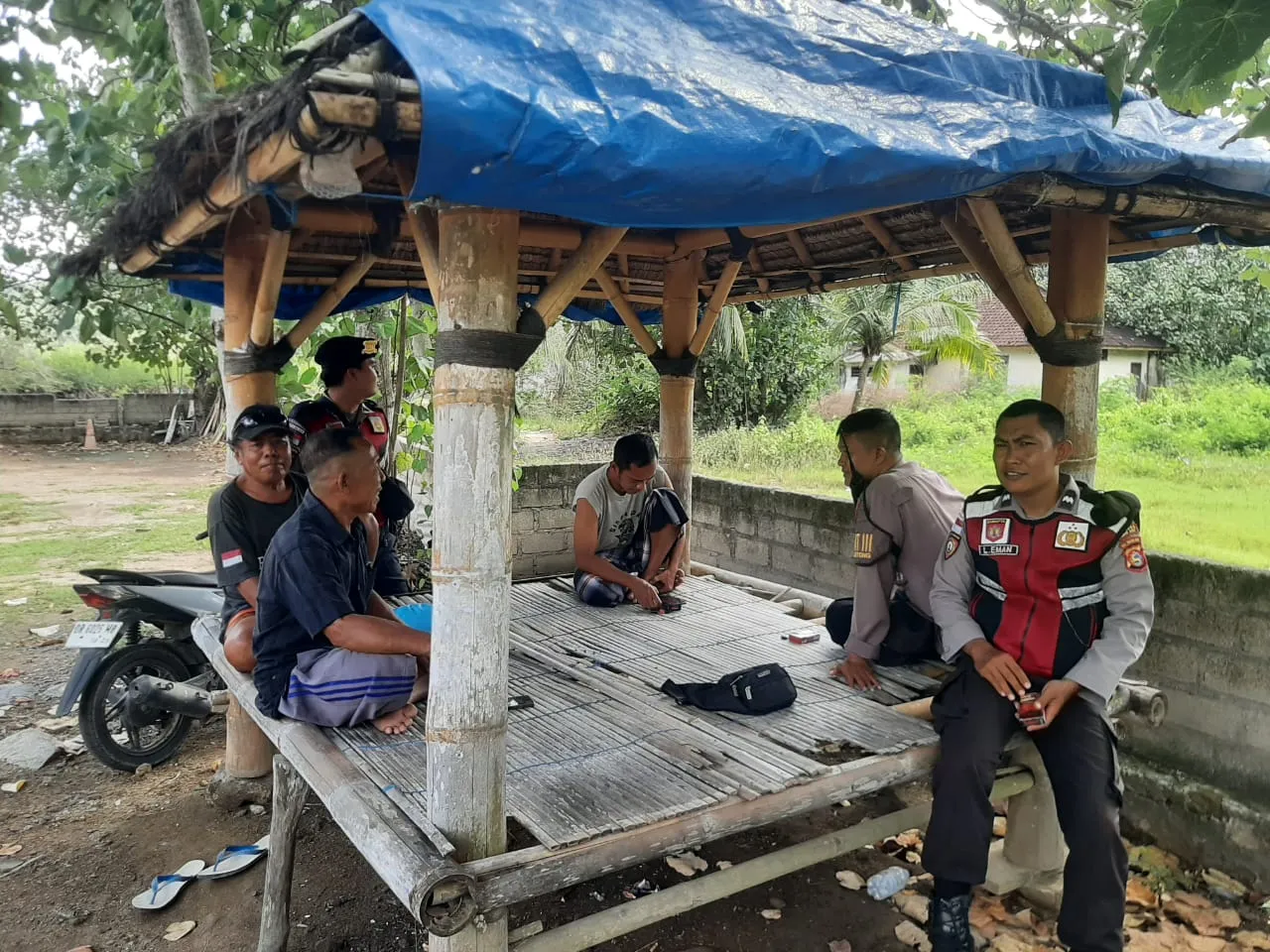 Bukan Sekadar Jaga, Polsek Sekotong Turun Langsung Merangkul Warga Gunung Ketapang