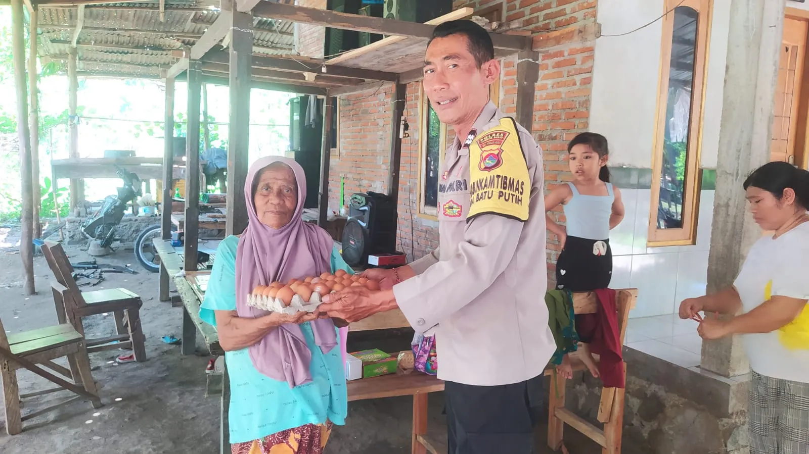 Nutrisi Mantap, Cara Polri Sekotong Wujudkan Kepedulian Nyata