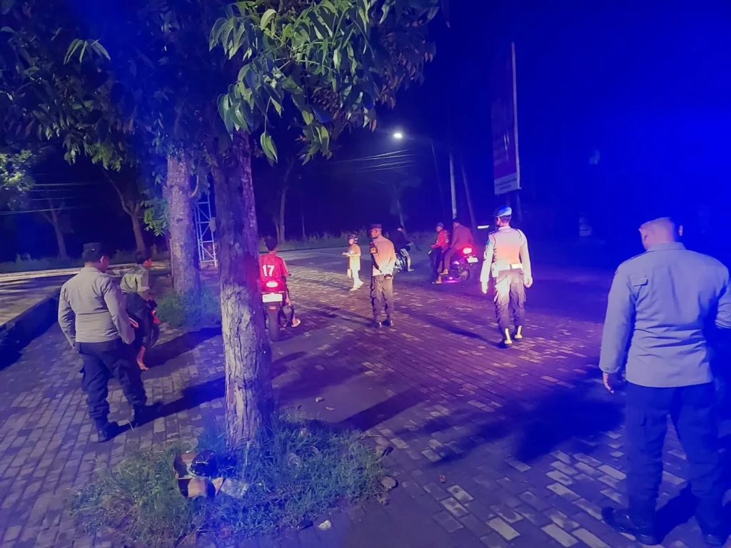 Patroli Dini Hari Polsek Gerung Jaga Keamanan Warga