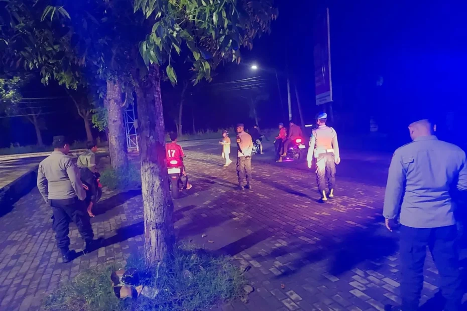 Patroli Dini Hari Polsek Gerung Jaga Keamanan Warga