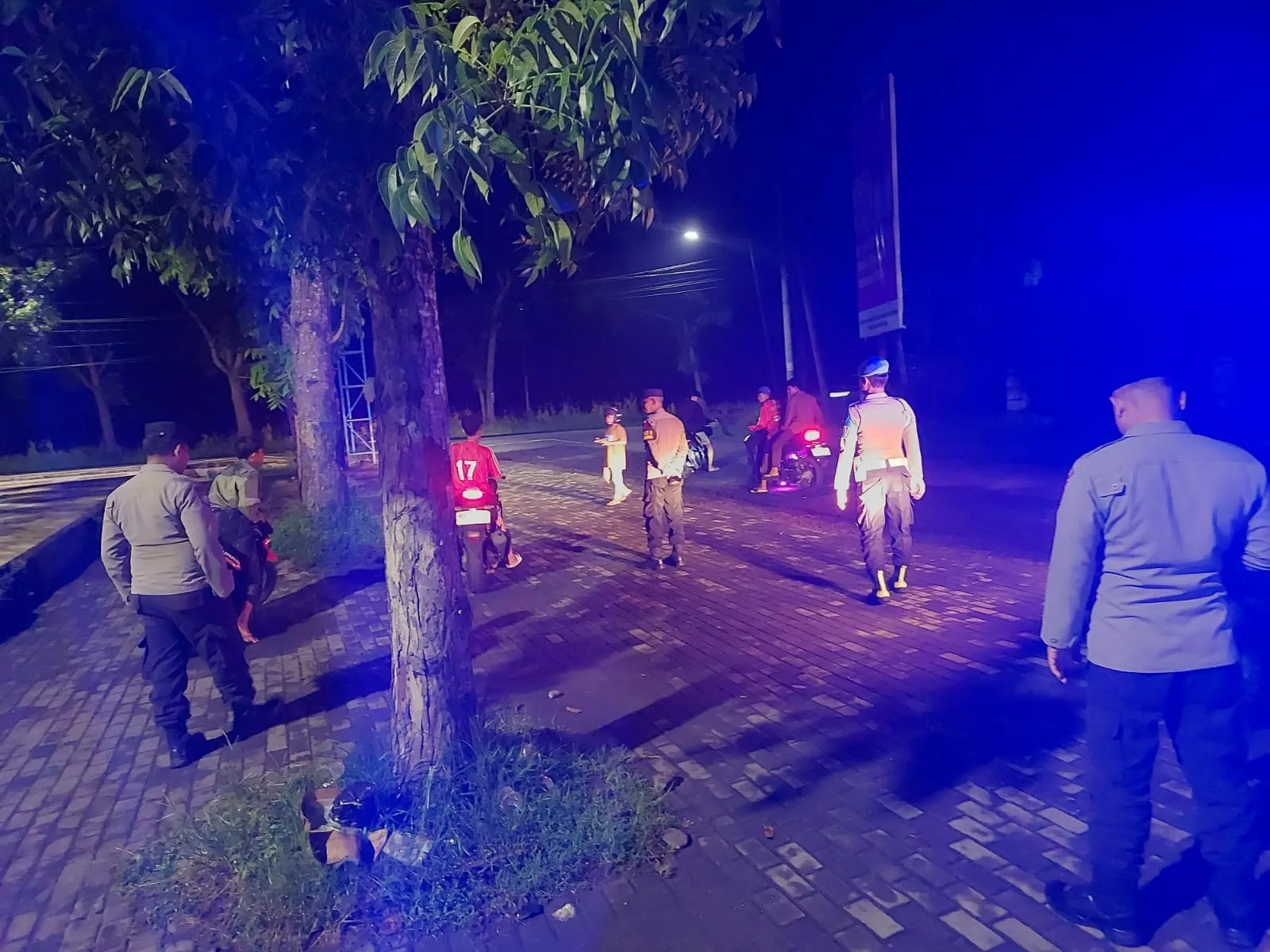 Patroli Dini Hari Polsek Gerung Jaga Keamanan Warga
