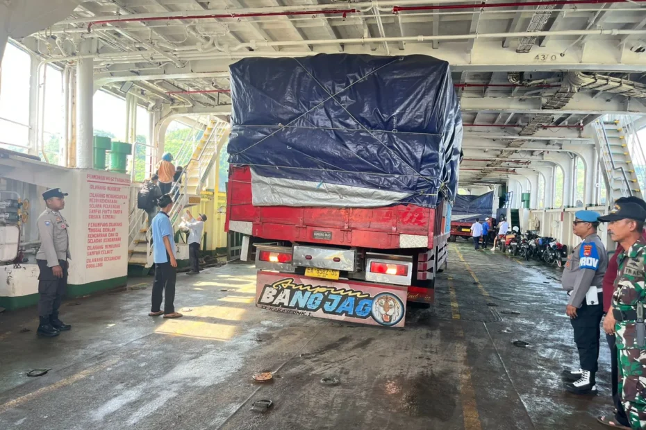 Polisi Amankan Pemuatan Kapal di Pelabuhan Lembar, Penumpang Tenang