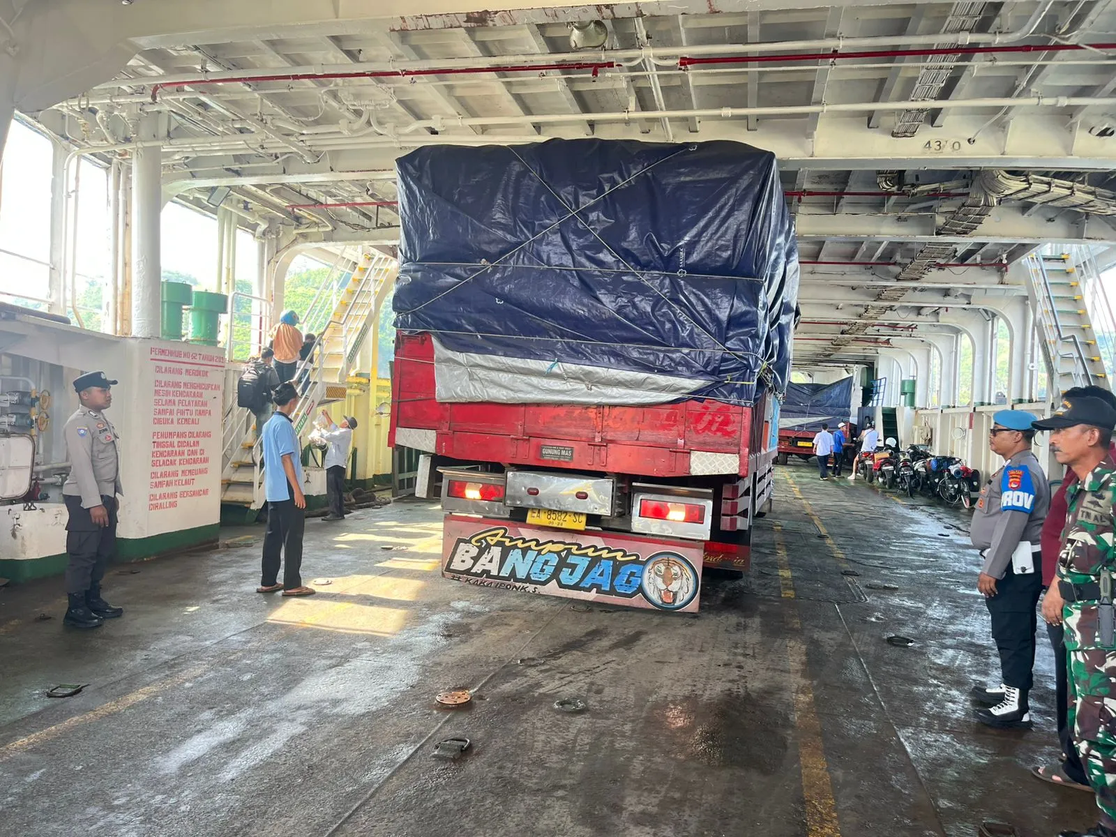 Polisi Amankan Pemuatan Kapal di Pelabuhan Lembar, Penumpang Tenang