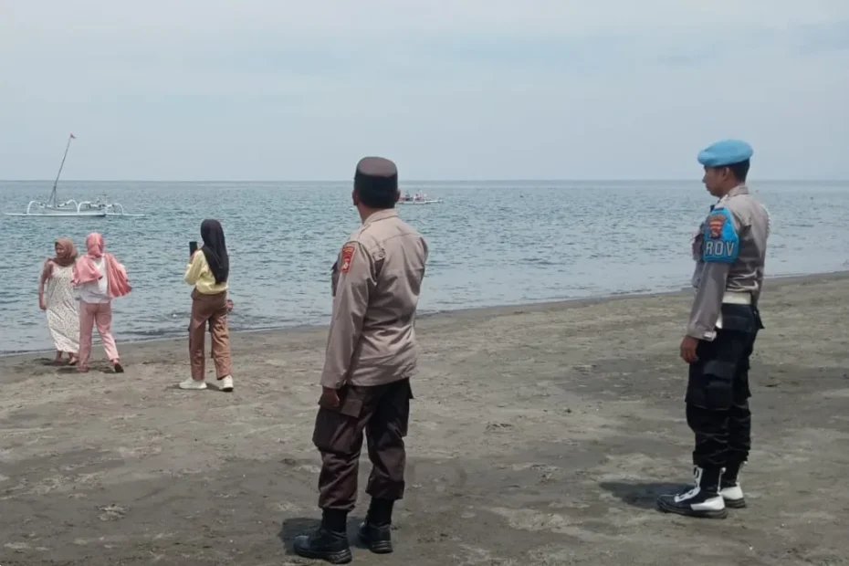 Liburan Aman di Tengah Cuaca Ekstrem, Polisi Siaga di Pantai Cemare