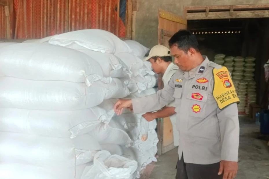 Dukung Ketahanan Pangan, Polsek Gerung Awasi Distribusi Jagung ke Bulog