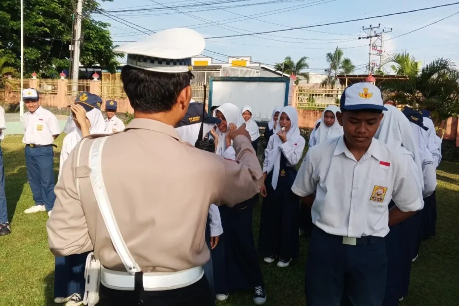 Polisi Didik Pelajar SMP di Labuapi Jadi Duta Keselamatan Jalan Raya