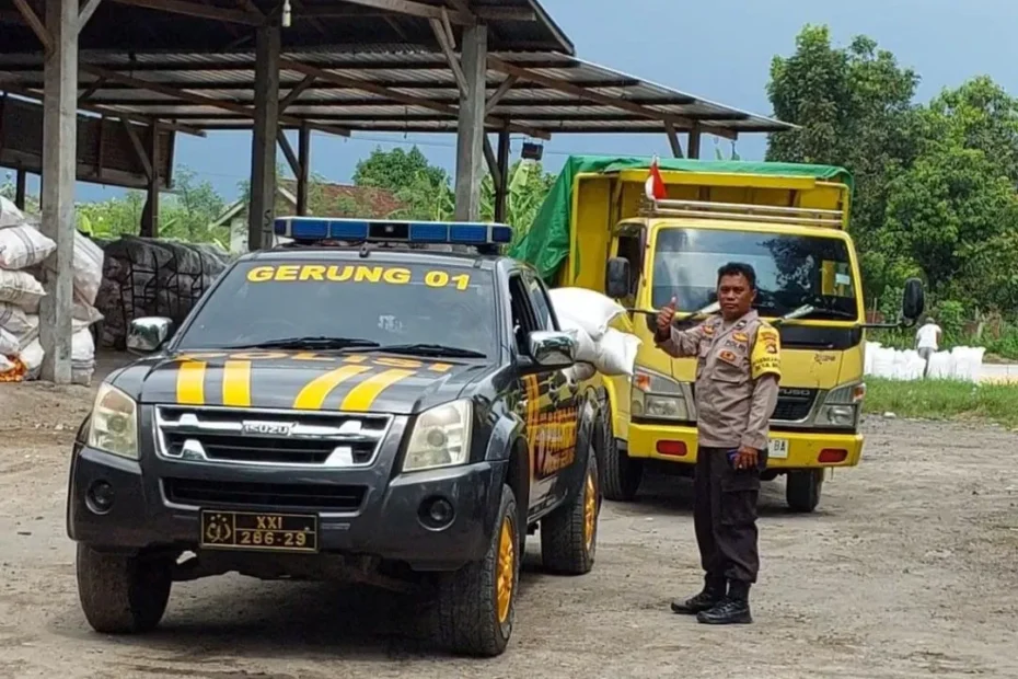 Polsek Gerung Kawal 6 Ton Jagung Petani ke Bulog NTB