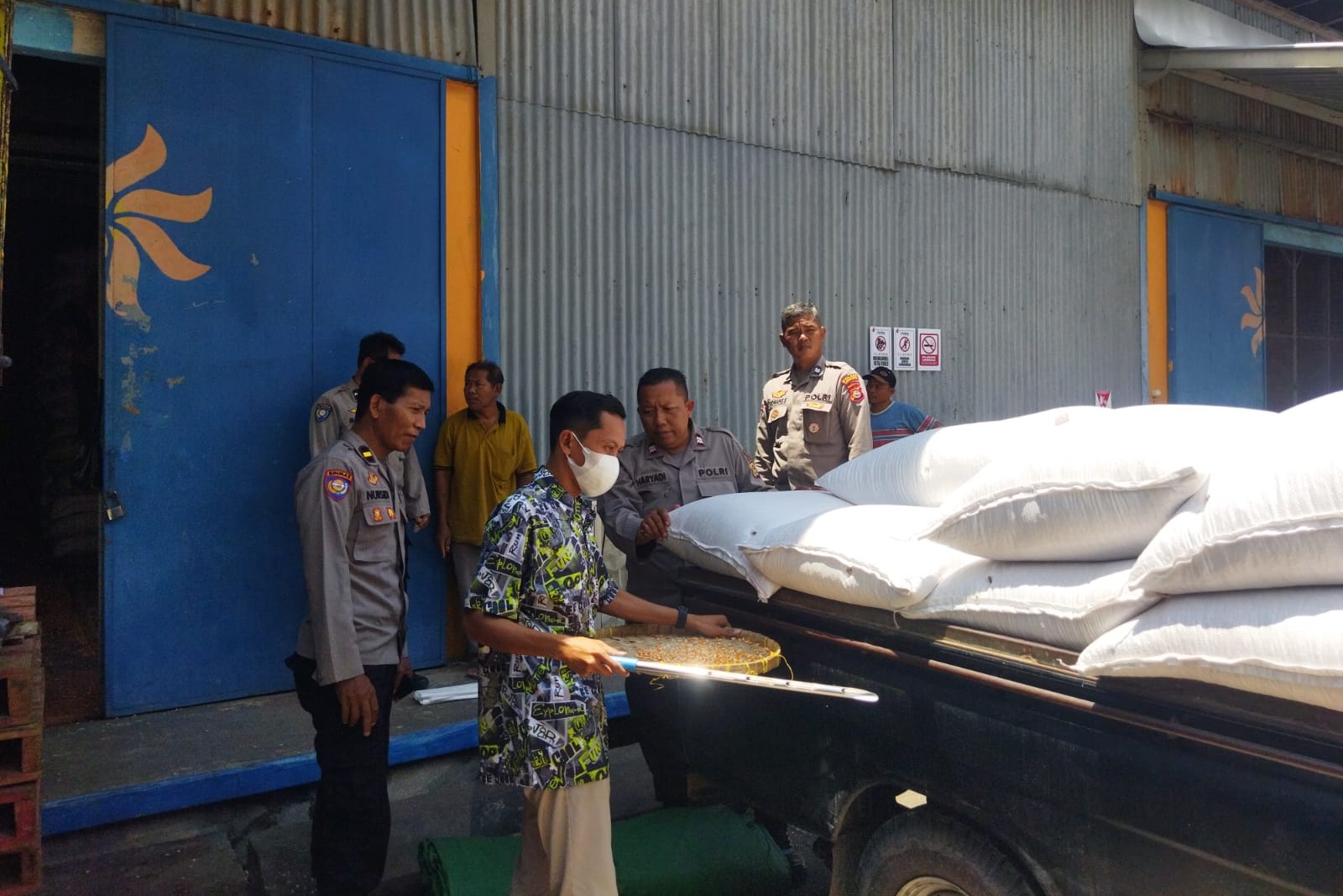 Polsek Sekotong Kawal 1 Ton Jagung Petani Menuju Bulog Mataram