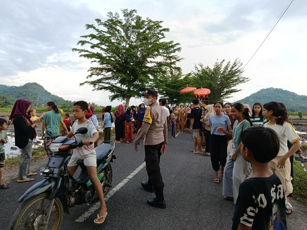 Demi Kelancaran Nyongkolan, Polisi Turun Atur Lalu Lintas