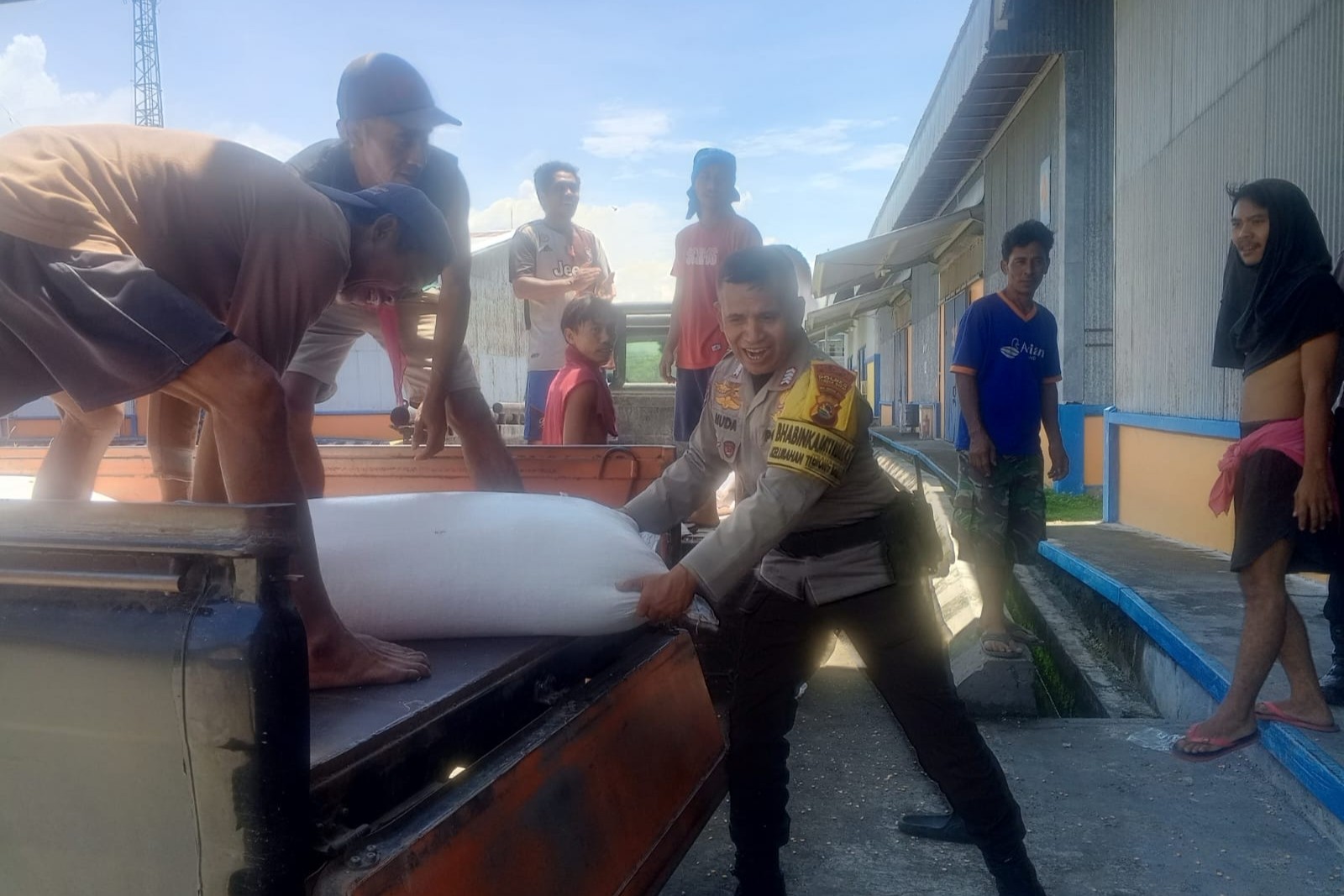 Bhabinkamtibmas Terong Tawah Kawal Distribusi Jagung, Dorong Warga Wujudkan Ketahanan Pangan