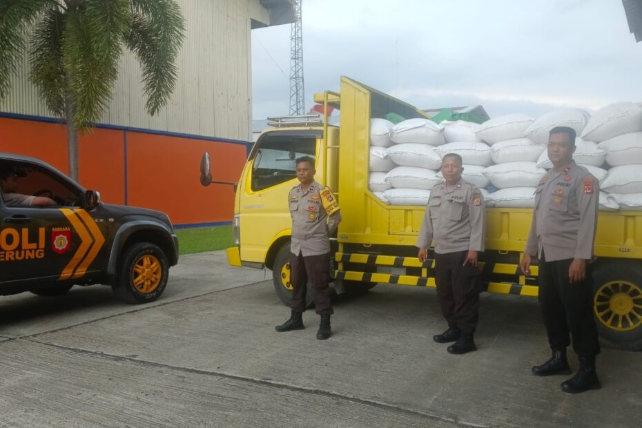 Polsek Gerung Kawal Distribusi 4,5 Ton Jagung ke Bulog NTB