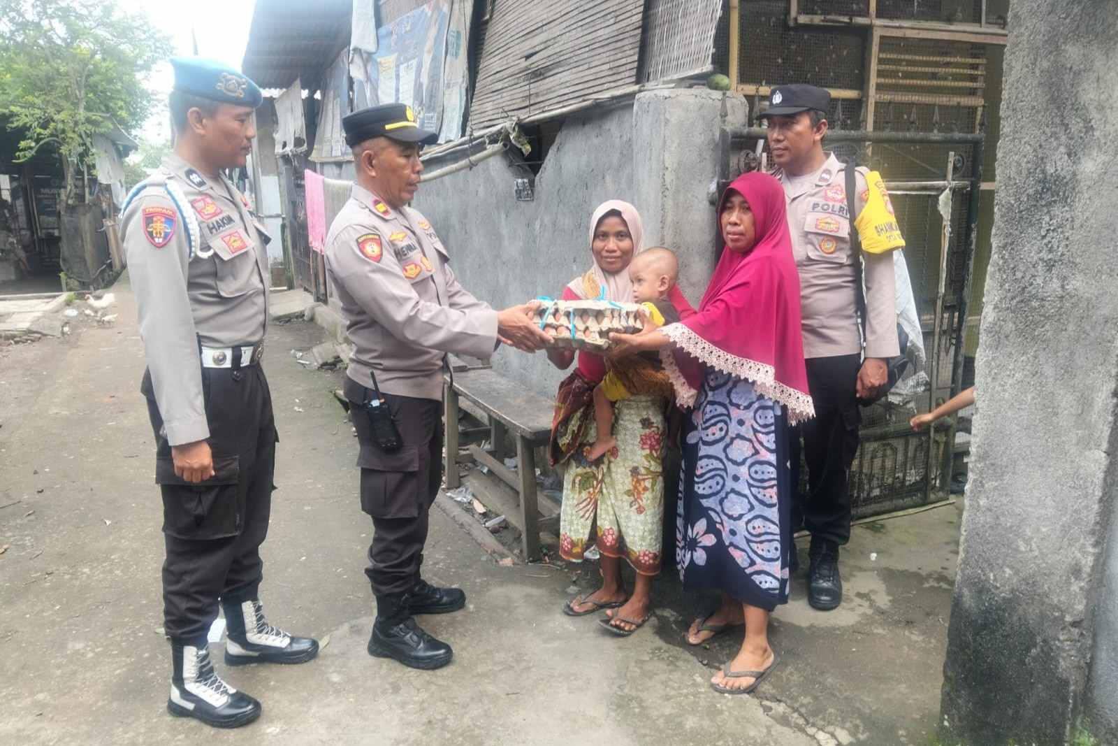 Model Kemanusiaan: Polsek Kediri Donasikan Telur 132 Minggu
