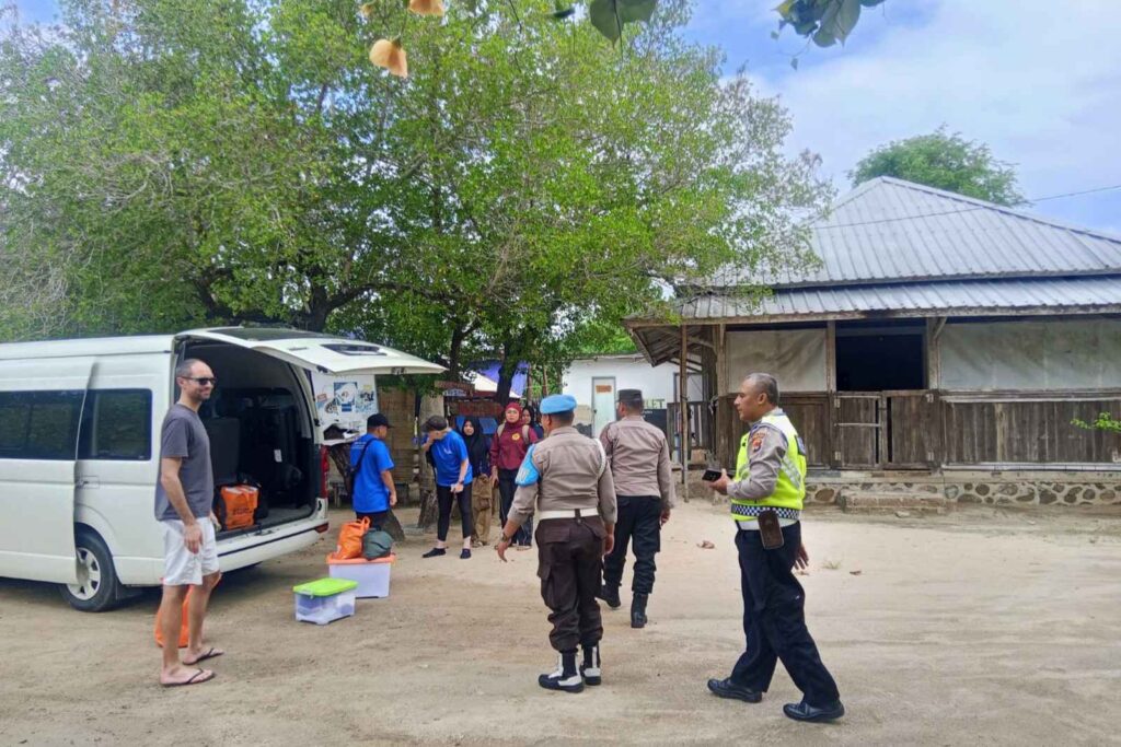 Patroli Dialogis Polsek Sekotong Sasar Wisatawan Pesisir Pantai