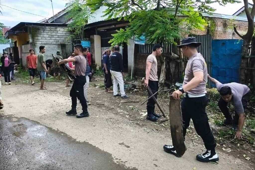 Aksi Polisi, Mahasiswa KKN, dan Warga Sekotong Jaga Lingkungan