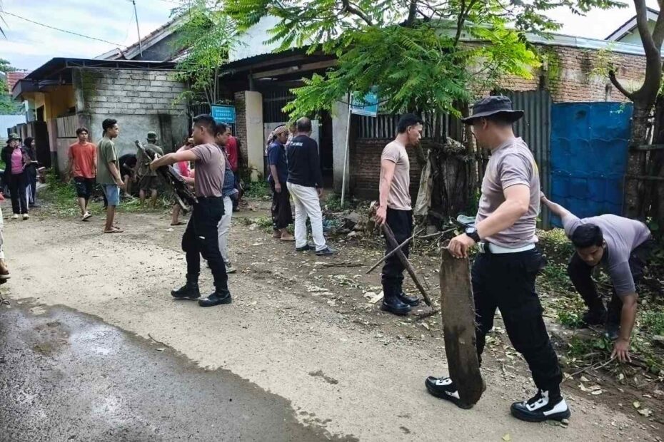 Aksi Polisi, Mahasiswa KKN, dan Warga Sekotong Jaga Lingkungan