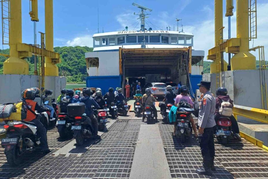 Antisipasi Kerawanan Nataru: Polsek Lembar Cek Dokumen Kendaraan Kapal