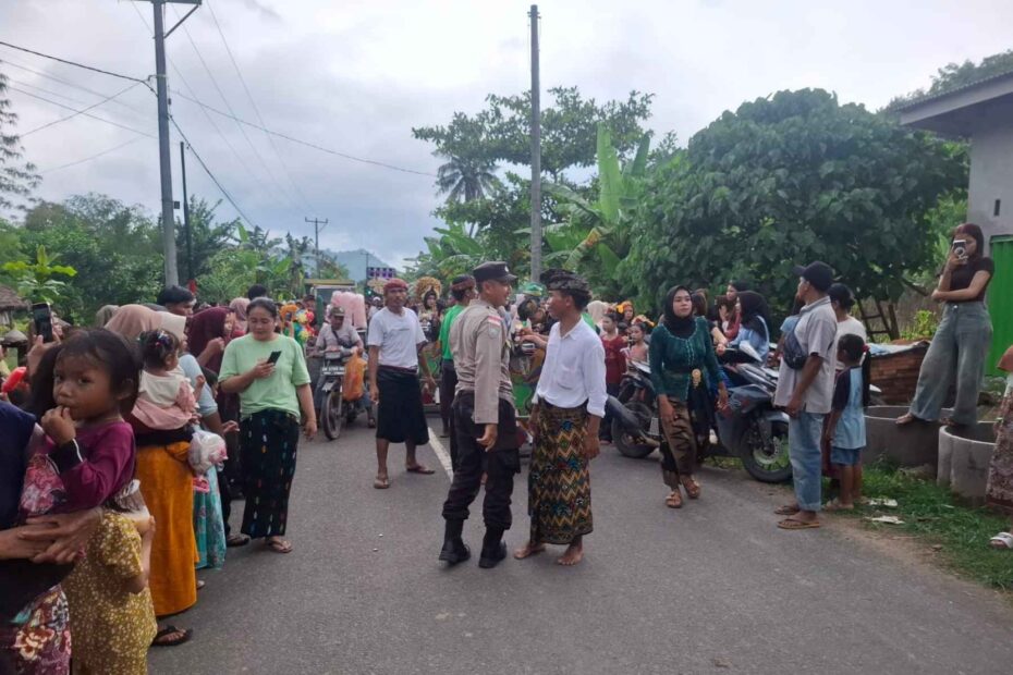 Demi Kelancaran Adat, Personel Polsek Sekotong Atur Arus Nyongkolan