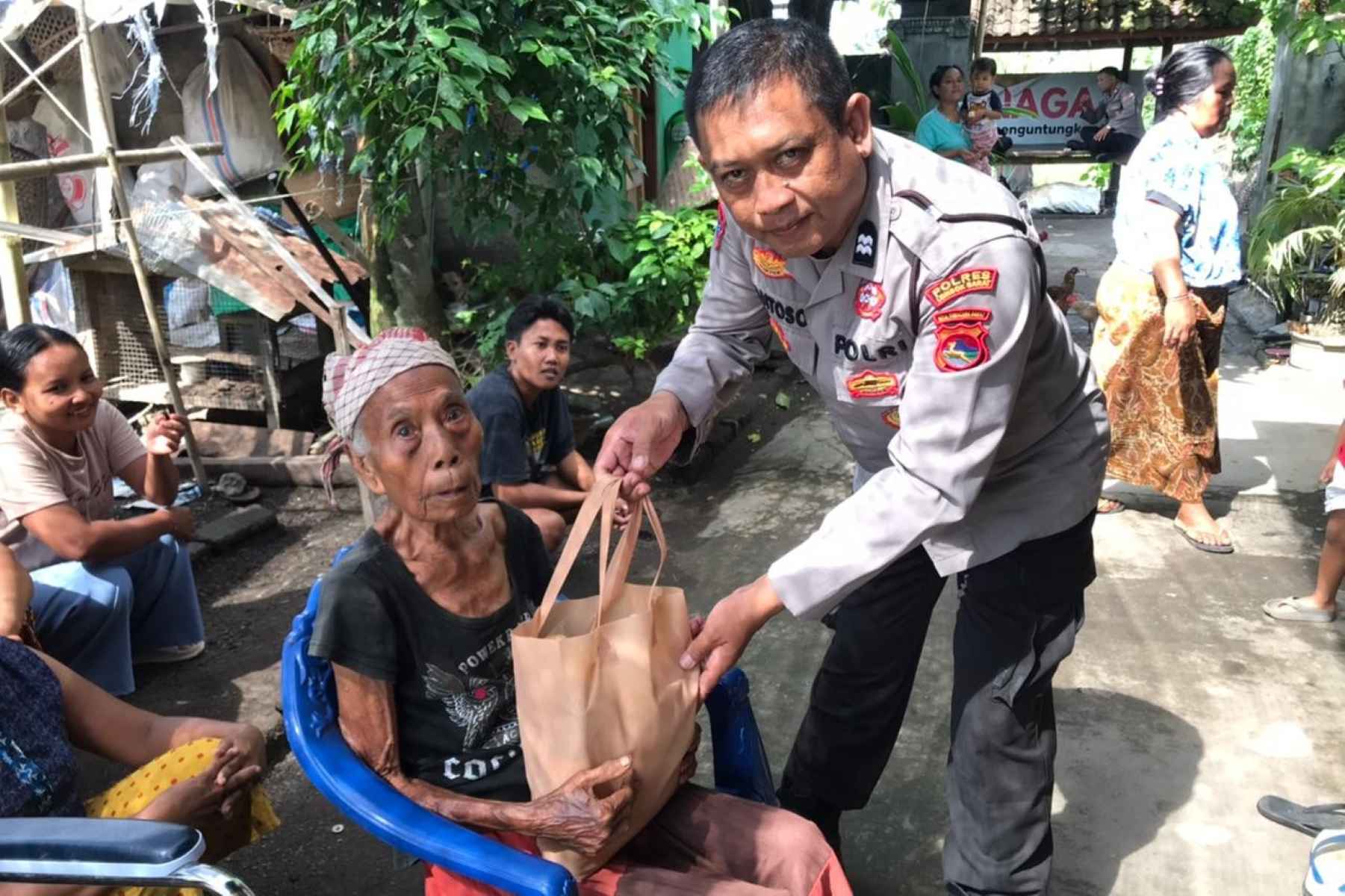 Sat Binmas Polres Lobar Bagikan Paket Nutrisi di Lembar