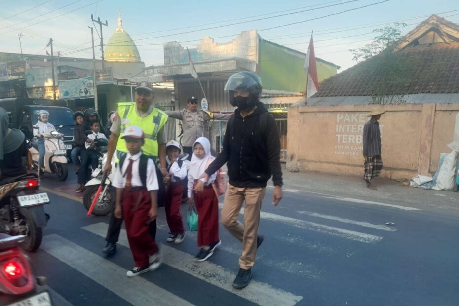Optimalkan Keselamatan di Jalan TGH Lopan, Polsek Labuapi Intensifkan Pengaturan Lalu Lintas Rawan Pagi