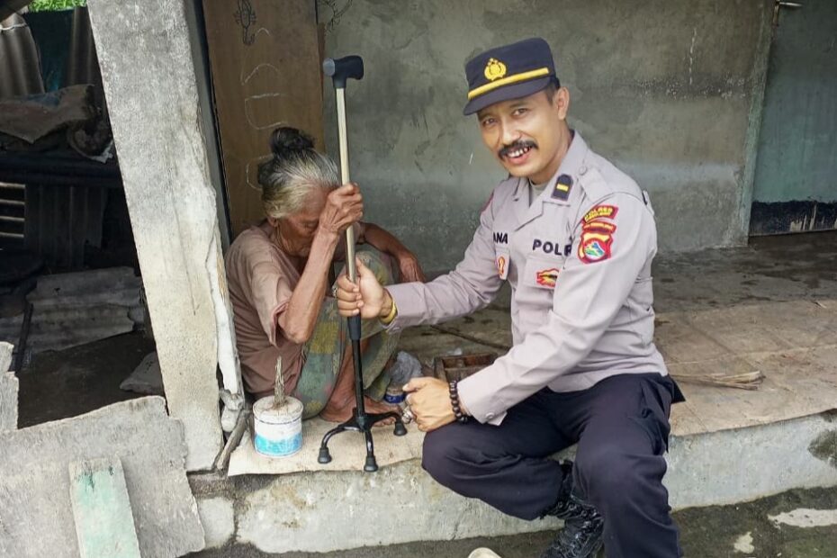 Wujud Kepedulian Polri, Polres Lombok Barat Salurkan Bantuan Tongkat untuk Lansia di Desa Jakem