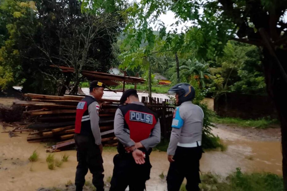 Sekotong Lombok Barat Banjir, Polisi Siaga di Titik Rawan