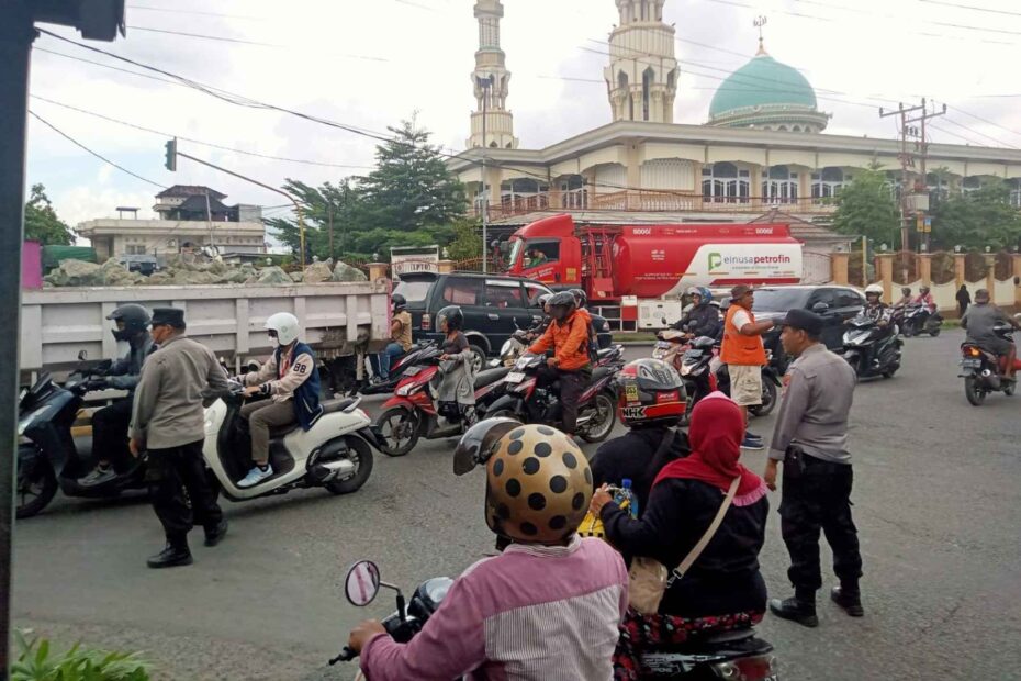Polsek Labuapi Urai Kemacetan di Simpang Empat Bengkel