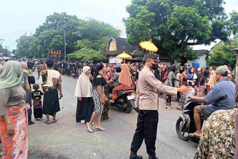 Lalu Lintas Lancar, Polisi Kawal Tradisi Nyongkolan di Kuripan