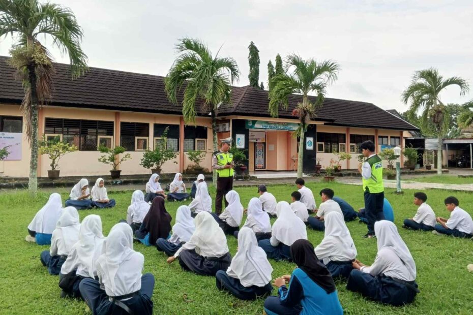 Sat Lantas Polres Lobar Latih PKS SMPN 1 Labuapi