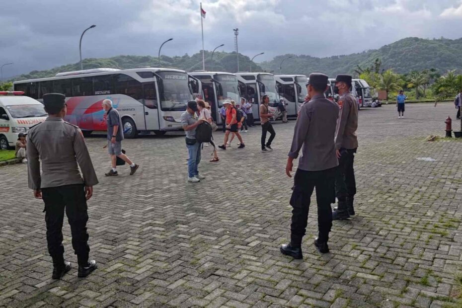 Awal Tahun 2026, Kapal Pesiar MS Regatta Bawa 620 Wisman ke Lombok