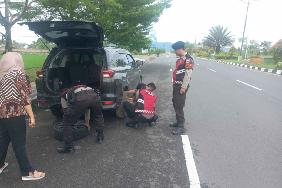Aksi Personel Polres Lombok Barat Bantu Pengendara Alami Pecah Ban