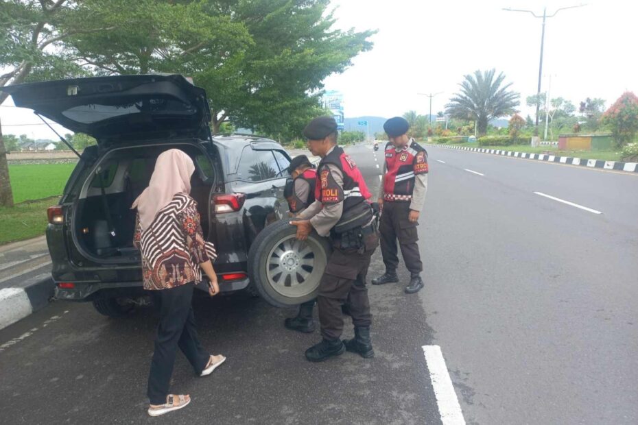 Aksi Humanis Sat Samapta Polres Lobar Bantu Warga Ganti Ban di By Pass BIL II